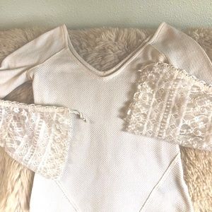 Rare We the Free People white top with lace sleeves. Stevie Nicks style.